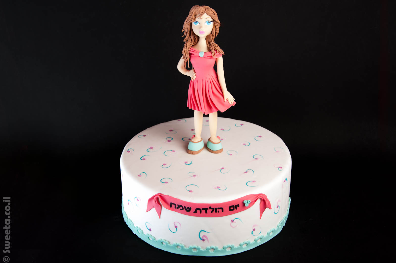 עוגה עם דמות של דוגמנית מפוסלת מעוצבת מבצק סוכר